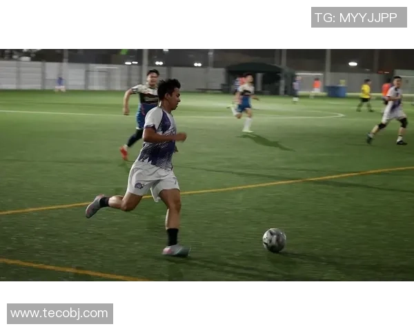 足球明星重返训练场展现风采与激情的精彩瞬间